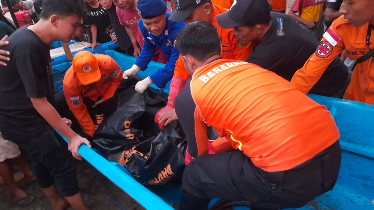 Proses evakuasi jenazah korban. (Dok Polres Tulungagung for jatimnow.com)