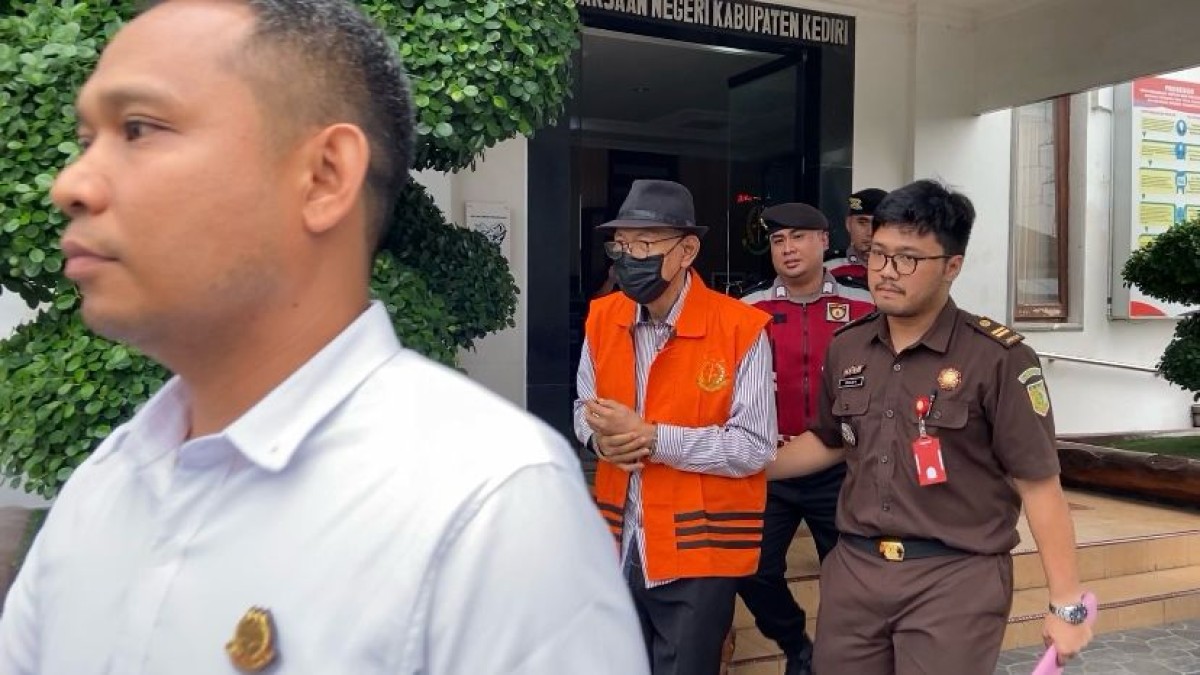 Direktur PT. Baliwong Indonesia, HE saat hendak ditahan oleh Kejaksaan Negeri Kabupaten Kediri. (Foto : Yanuar Dedy/jatimnow.com)