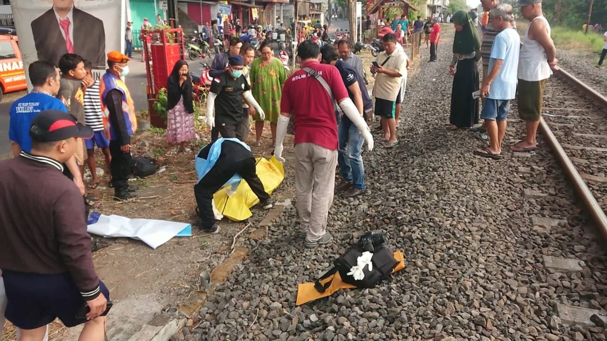Proses evakuasi jenazah. (Foto: Bramanta Pamungkas/jatimnow.com)