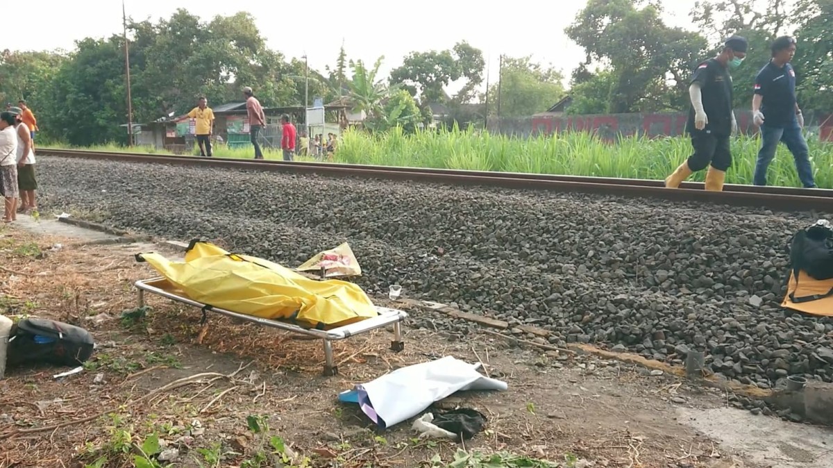 Petugas mengevakuasi jenazah korban. (Foto: Bramanta Pamungkas/jatimnow.com)