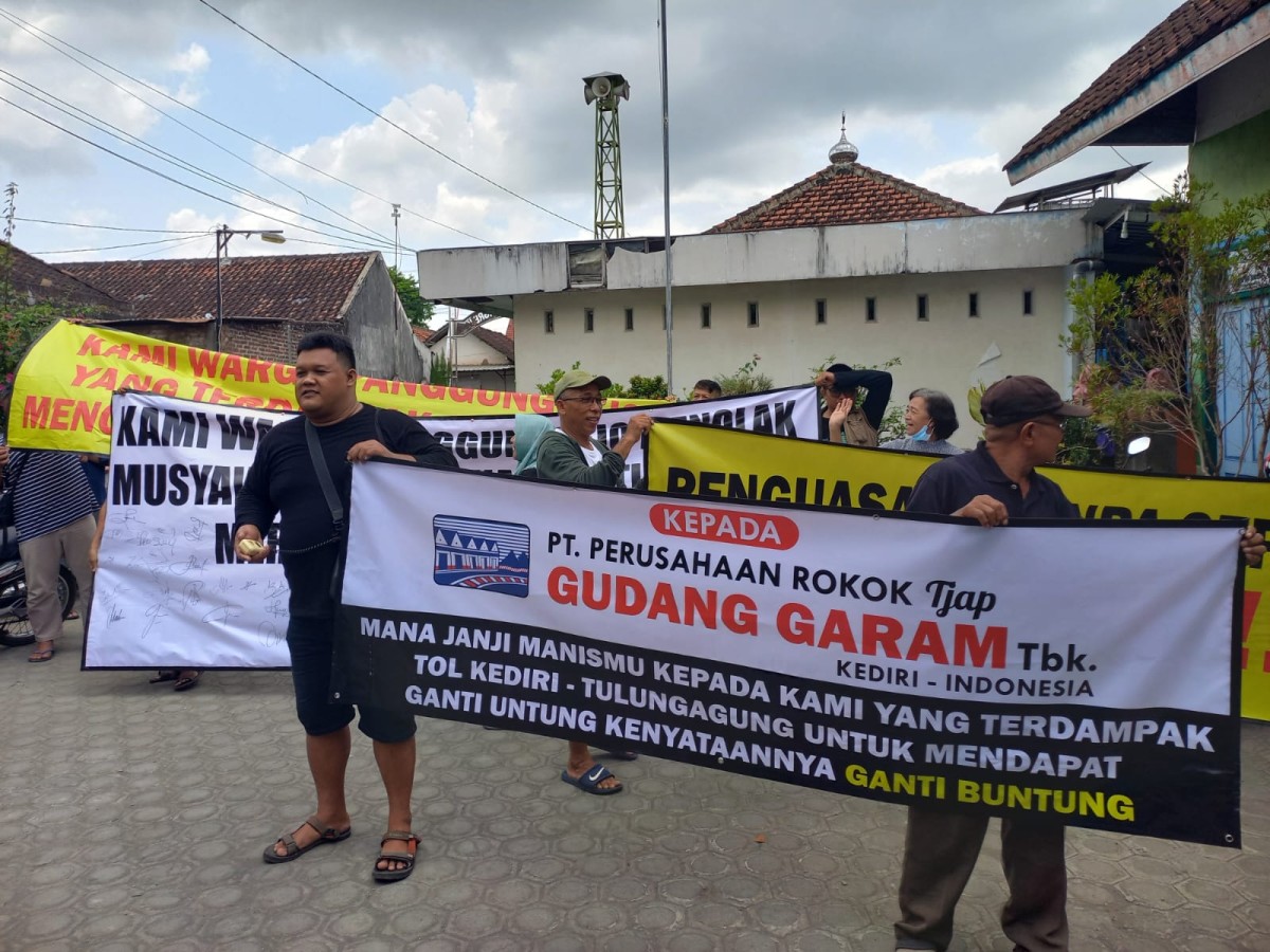 Sejumla warga saat menggelar aksi tolak harga lahan terdampak tol. (Foto: Bramanta Pamungkas/jatimnow.com)