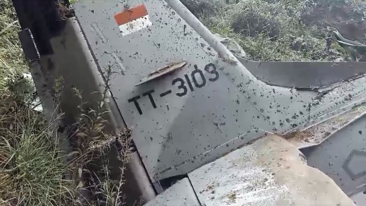 Bangkai pesawat tempur TNI AU Super Tucano yang jatuh di Pasuruan. (Foto : Tangkapan layar video warga)