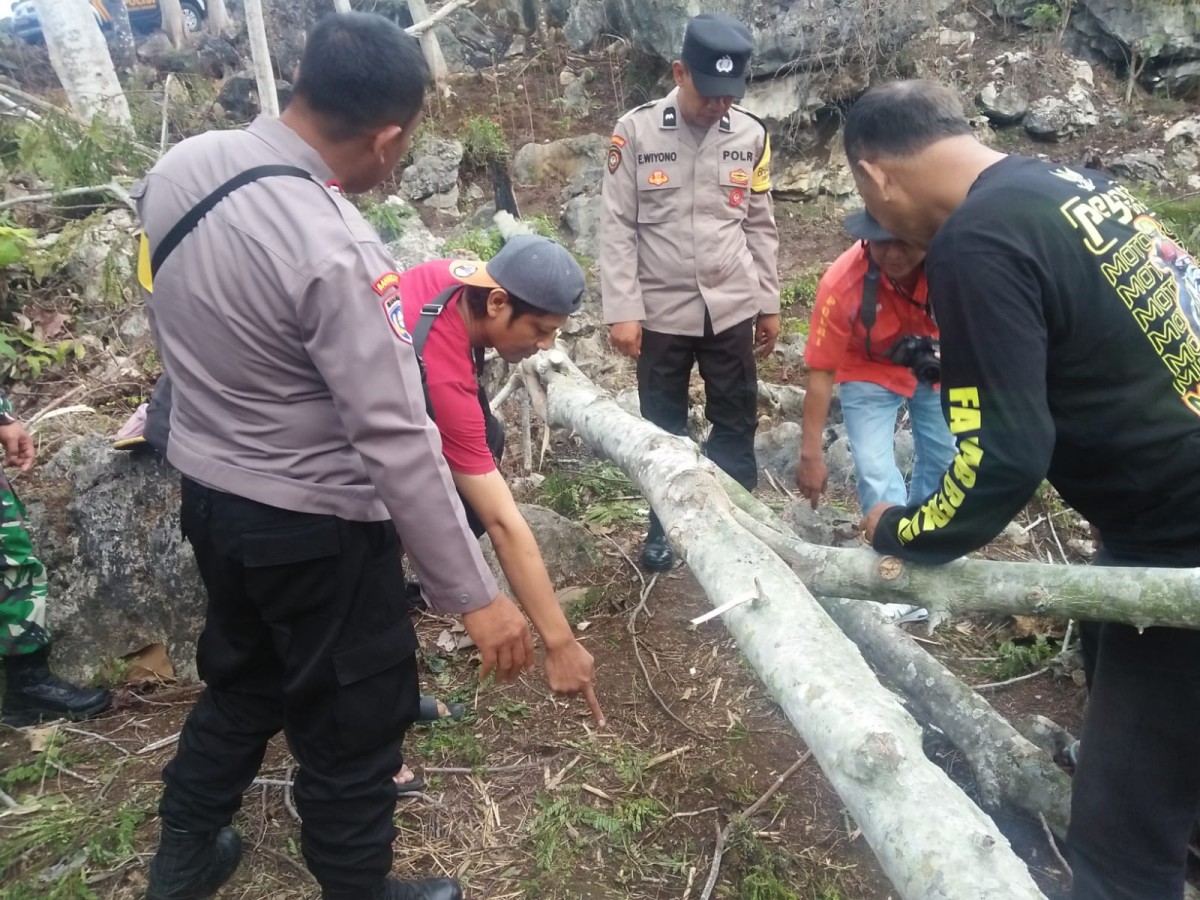 Polisi saat melakukan olah TKP. (Dok Polres Tulungagung for jatimnow.com).