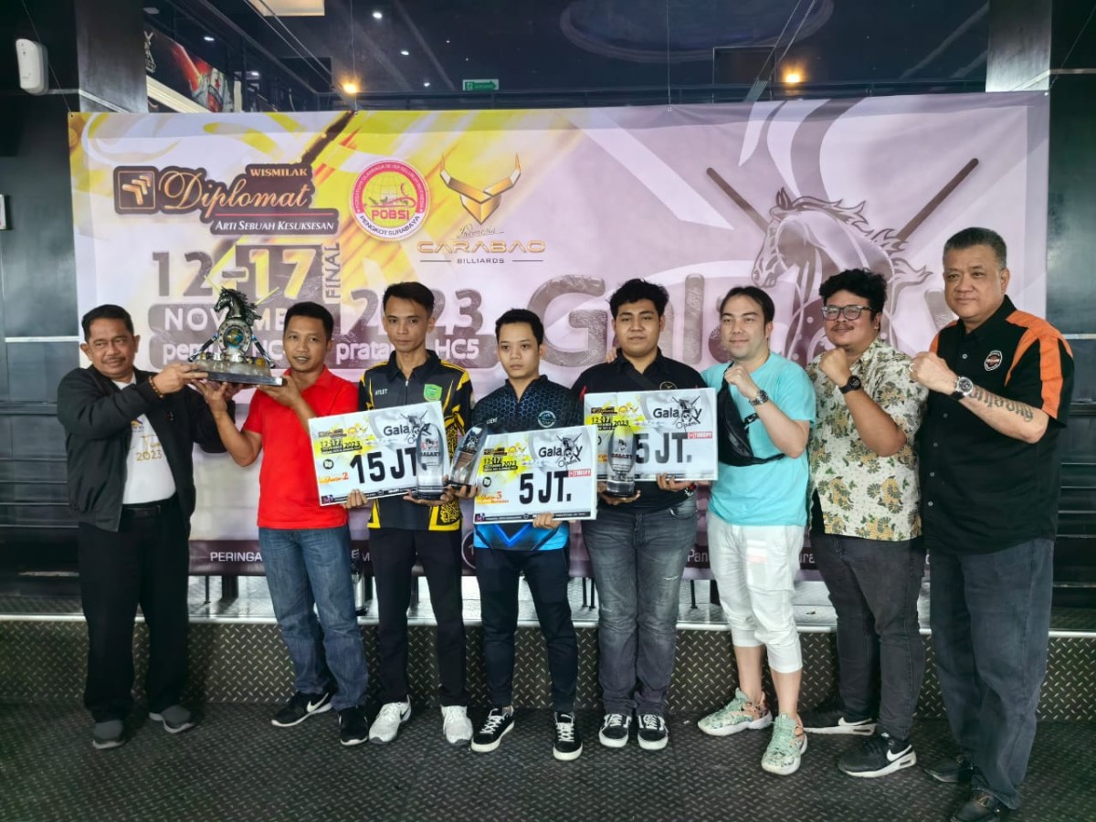 Ketua KONI Surabaya Hosleh Abdullah (kiri), para pemenang lomba, dan owner Galaxy Pool & Karaoke Wahjoedi HS Basuki. (Foto: Miko for jatimnow.com)