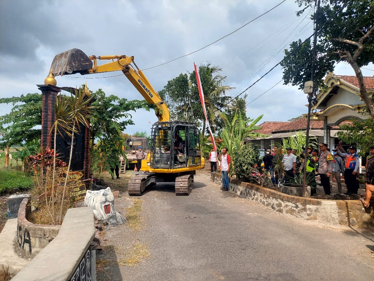 Proses penertiban tugu pencak silat di Tulungagung. (Foto: Bramanta Pamungkas/jatimnow.com)