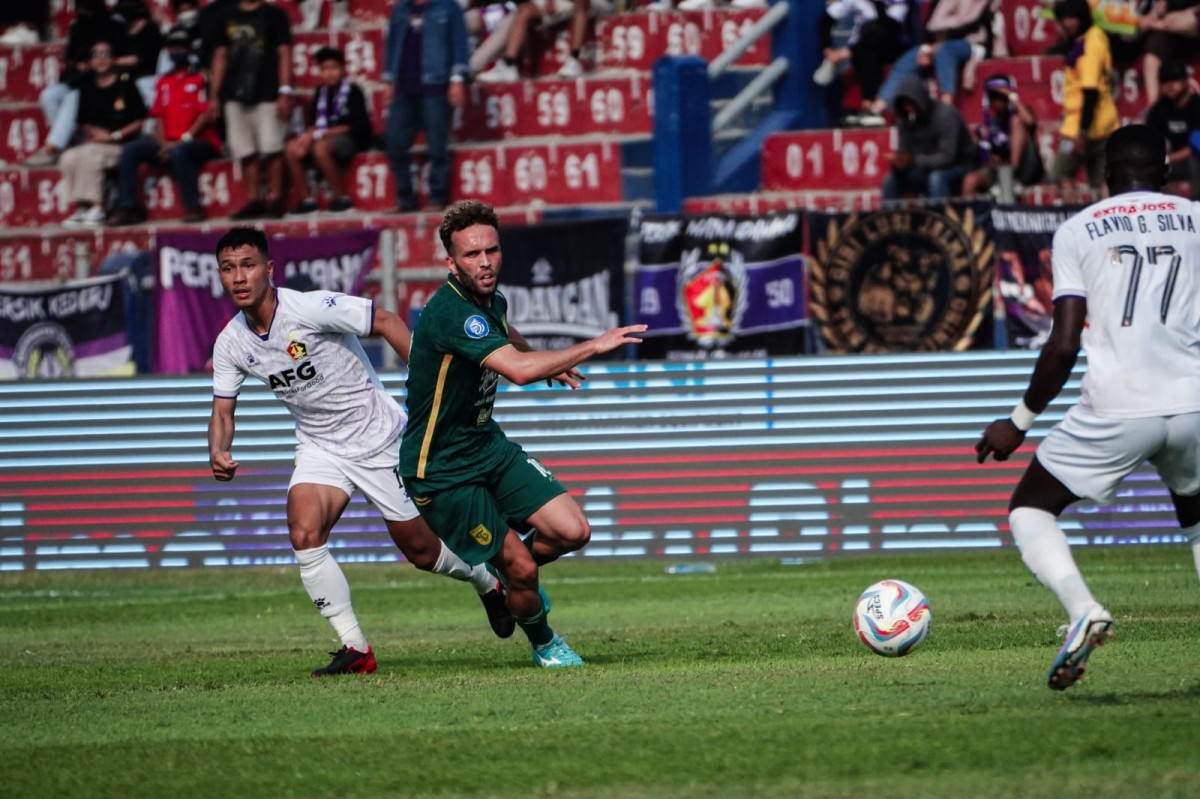Ze Valente saat berduel dengan pemain Persik Kediri. (Foto: Persik Kediri/jatimnow.com)