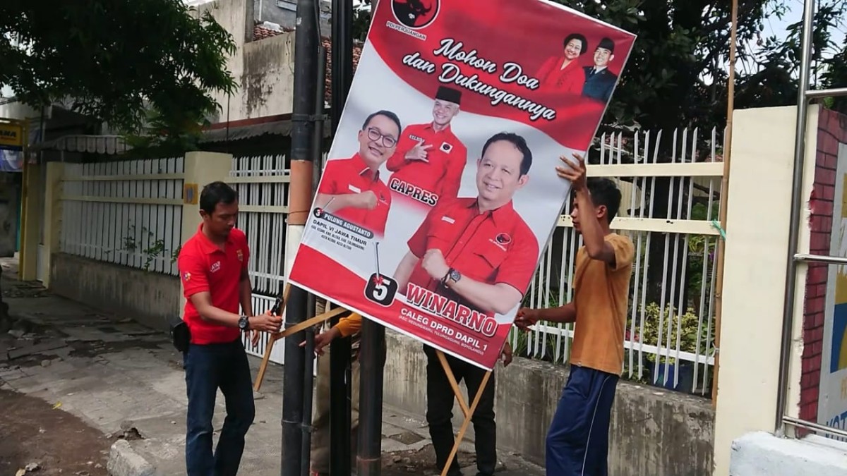 Petugas saat menertibkan baliho caleg di Tulungagung. (Foto: Bramanta Pamungkas/jatimnow.com)