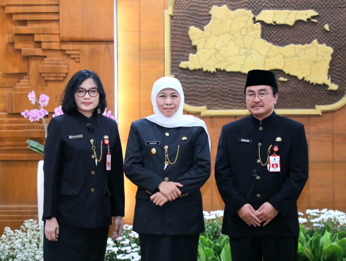 Prof. Dr. dr. Cita Rosita Sigit Prakoeswa (kiri), Gubernur Khofifah Indar Parawansa (tengah), Prof. Dr. dr Joni Wahyuhadi (kanan). (Foto: Humas Pemprov Jatim)