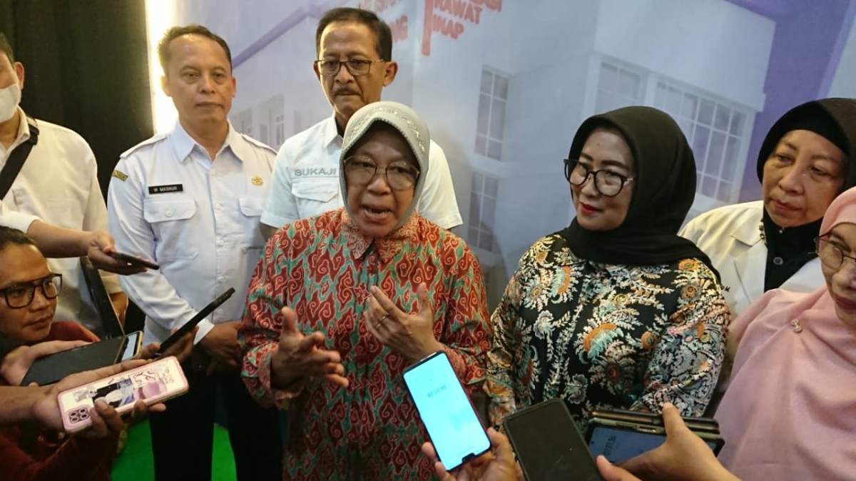 Menteri Sosial RI, Tri Rismaharini usai meninjau pelaksanaan operasi katarak di Tulungagung. (Foto: Bramanta Pamungkas/jatimnow.com)