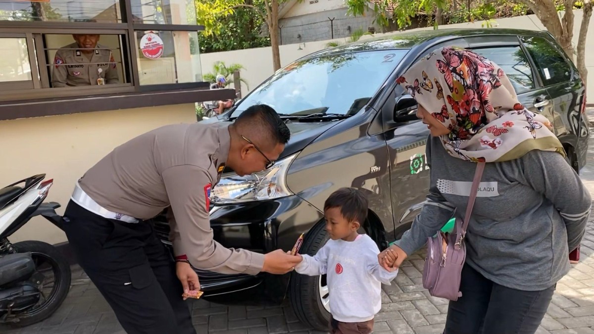Petugas memberi apresiasi kepada warga usai membayar pajak. (Foto: Polres Tulungagung)
