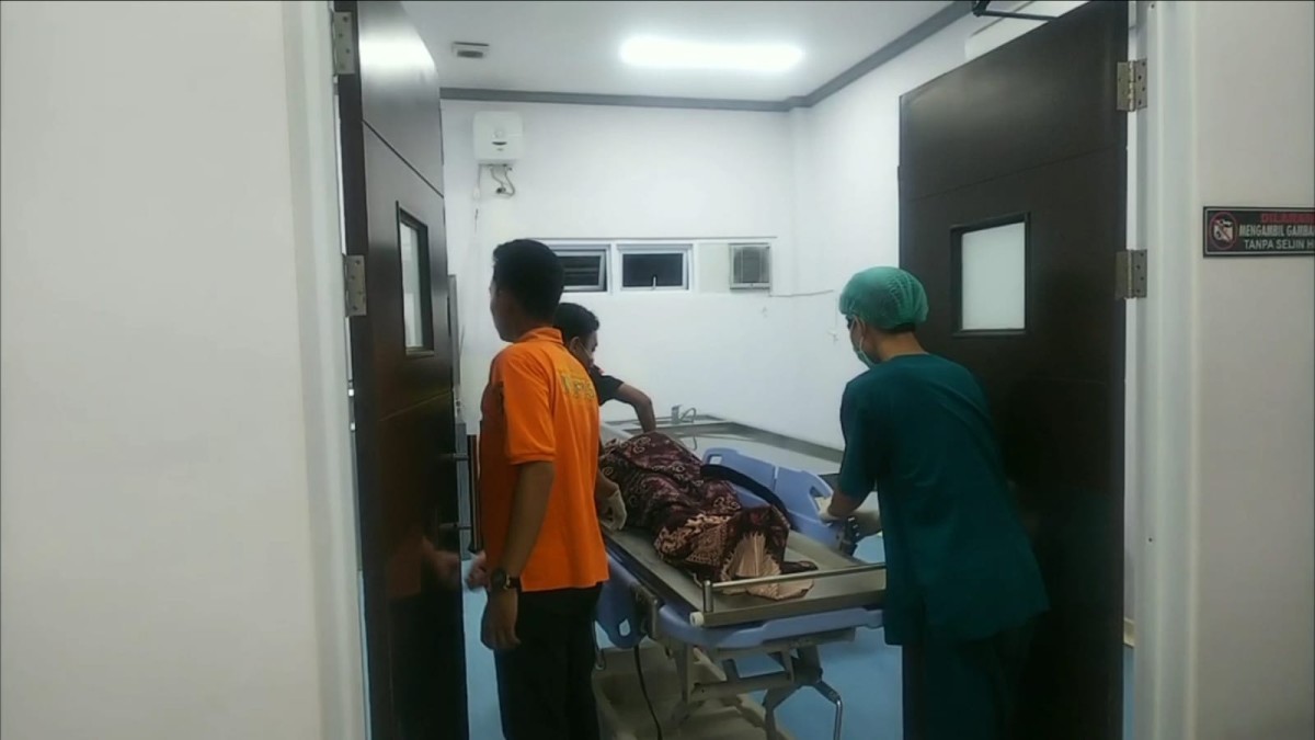 Jenazah korban saat hendak di autopsi. (Foto: Bramanta Pamungkas/jatimnow.com)