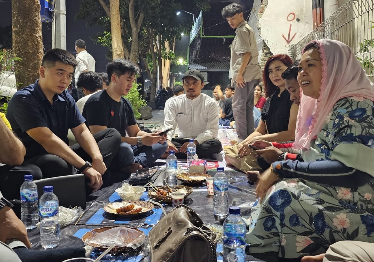 Ketua Komunitas Milenial Ganjar (Kolega) Jatim Billy Handiwiyanto bersama Yenny Wahid. (Foto: Miko for jatimnow.com)