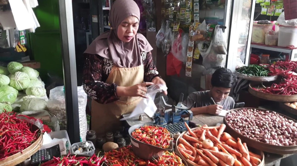 Salah seorang pedagang cabai di pasar basah Trenggalek. (Foto: Bramanta Pamungkas/jatimnow.com)