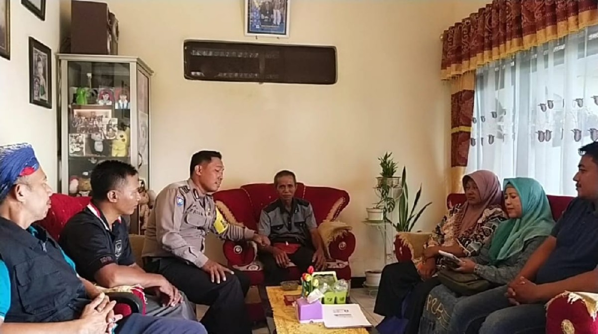 Polisi saat mengantarkan Sanusi kembali ke keluarga. (Foto: Polres Tulungagung)