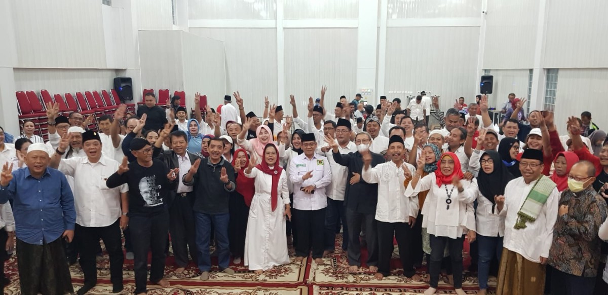 Tim Pemenangan Daerah (TPD) Ganjar-Mahfud Provinsi Jawa Timur usai doa bersama. (Foto: Setya for jatimnow.com)