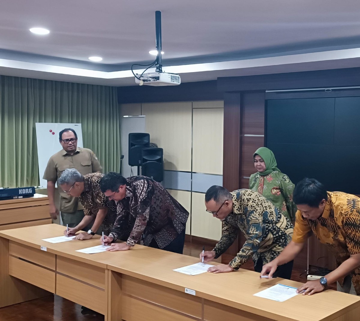 Penyerahan terakhir lahan kompensasi di Sukabumi, Jawa Barat. (Foto: Humas PT BSI for jatimnow.com)