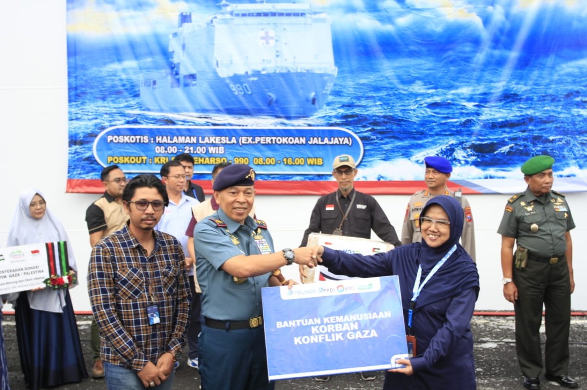 Penyerahan bantuan secara simbolis. (Foto: Humas Pelindo Regional 3)