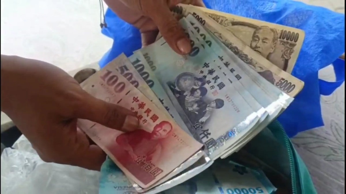 Terduga pelaku pencurian saat diamankan petugas, mata uang asing yang ditemukan di dompet. (Foto: Dok Polres Trenggalek for jatimnow.com)