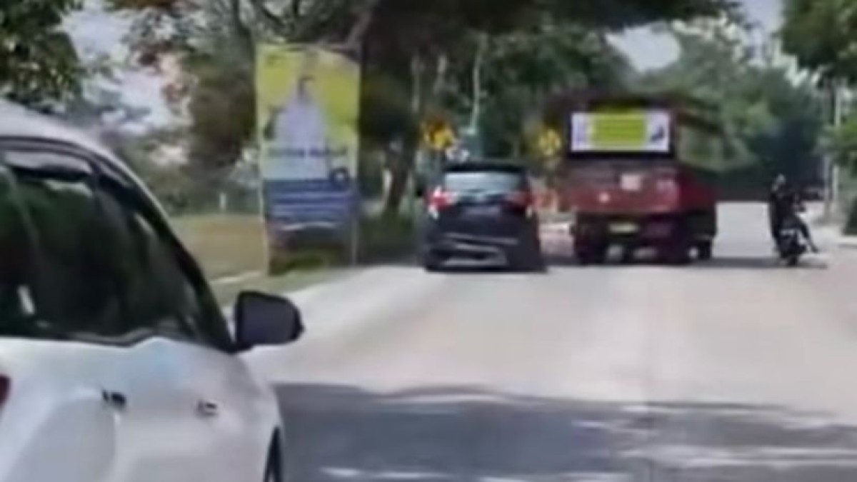 Tangkapan layar video viral mobil kabur usai tabrak lari. (Foto : Info Kediri Raya for jatimnow.com))