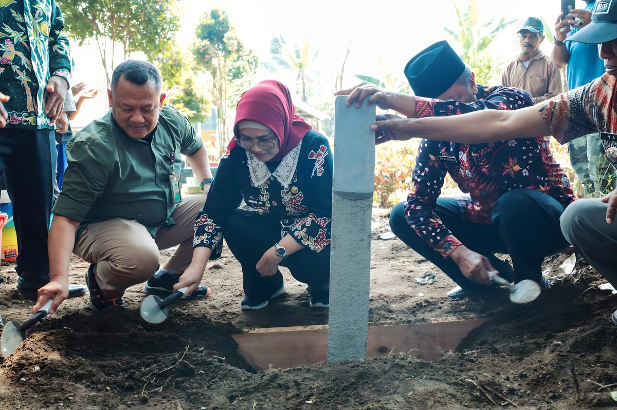 Pj. Bupati Lumajang pasang Pal Batas di Desa Burno Kecamatan Senduro Lumajang (Kominfo Lumajang for jatimnow.com)