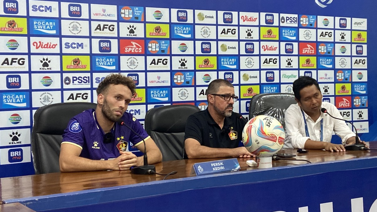 Pelatih Persik Kediri Marcelo Rospide (tengah) dalam sesi post-match conference. (Foto: Yanuar Dedy/jatimnow.com)