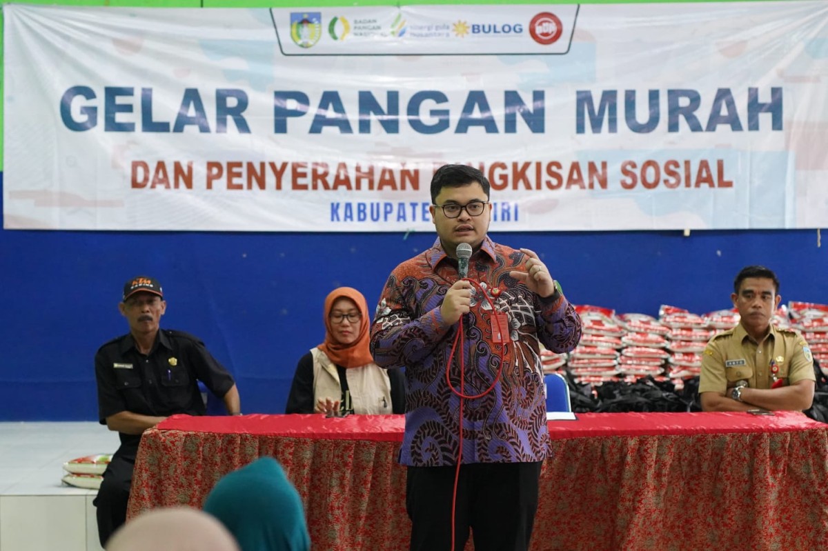 Mas Dhito saat pantau kegiatan penyaluran bantuan dan pasar murah di Desa Sidomulyo. (Foto: Pemkab Kediri/jatimnow.com)