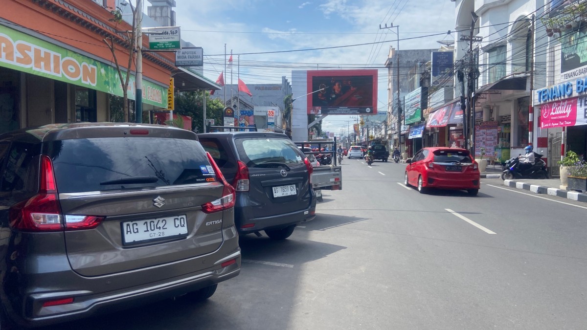 Suasana parkir Jalan Dhoho Kota Kediri (Foto: Yanuar Dedy/jatimnow.com)