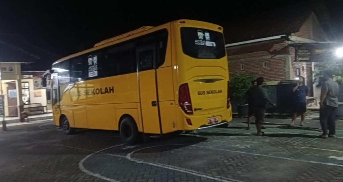 Bus Perspa yang dilempari batu oleh oknum di Kecamatan Balong, Ponorogo. (Foto: Polsek Slahung)