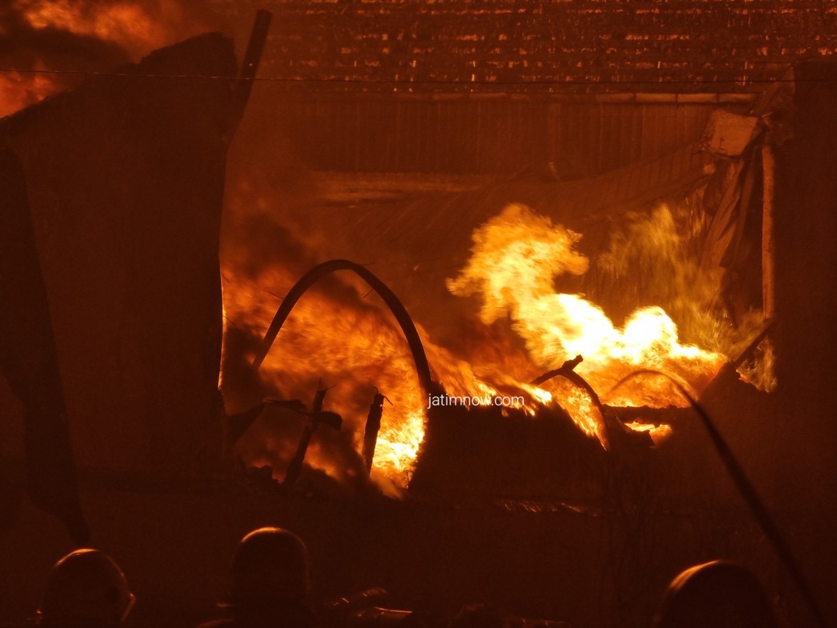 Kebakaran gudang tiner di kalianak surabaya (Foto: Niam Kurniawan / jatimnow.com)