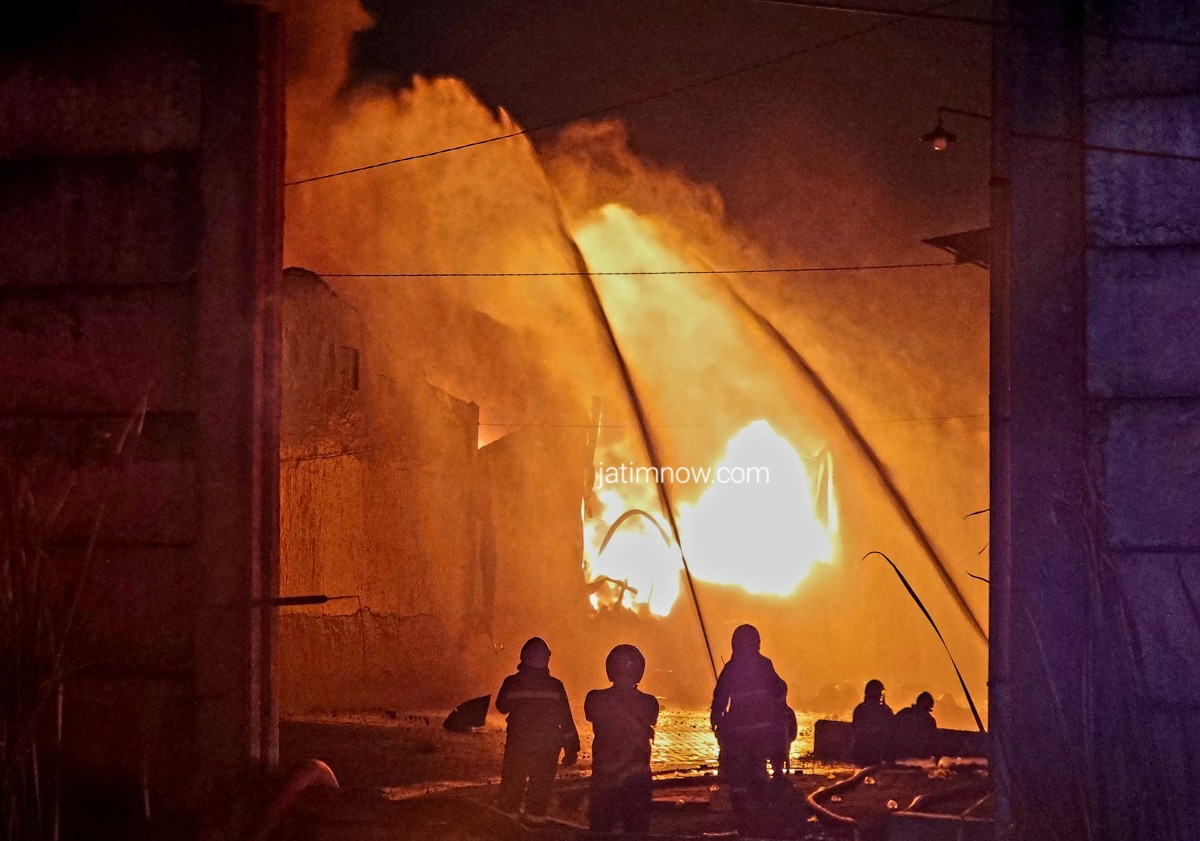 Kebakaran gudang tiner di Jalan Kalianak 55 madya 1 Nomor 5 Surabaya, Senin (19/12/2023). (Foto: dok. jatimnow.com)malam