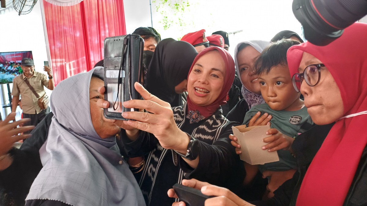 Siti Atikoh Ganjar saat menyapa ratusan pelaku UMKM Lamongan. (Foto : Adyad Ammy Iffansah/jatimnow.com)