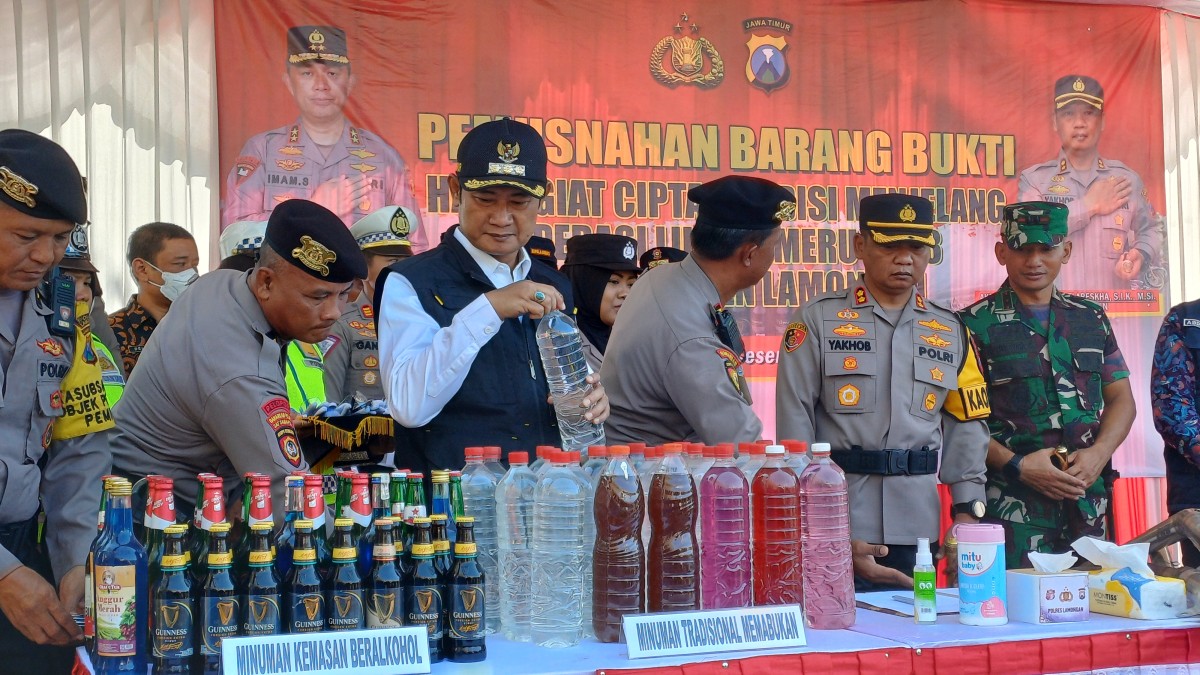 Forkopimda Lamongan saat pemusnahan barang sitaan Ops Lilin Semeru 2023. (Foto : Adyad Ammy Iffansah/jatimnow.com)