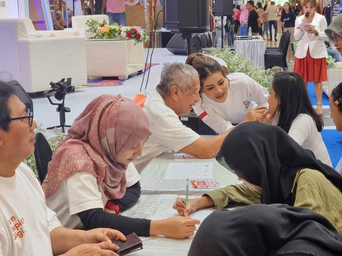 Ketua Umum IPIP Asrilia Kurniati saat melihat proses edukasi kesehatan gigi di Royal Plaza, Surabaya (foto: Ni'am Kurniawan/jatimnow.com)