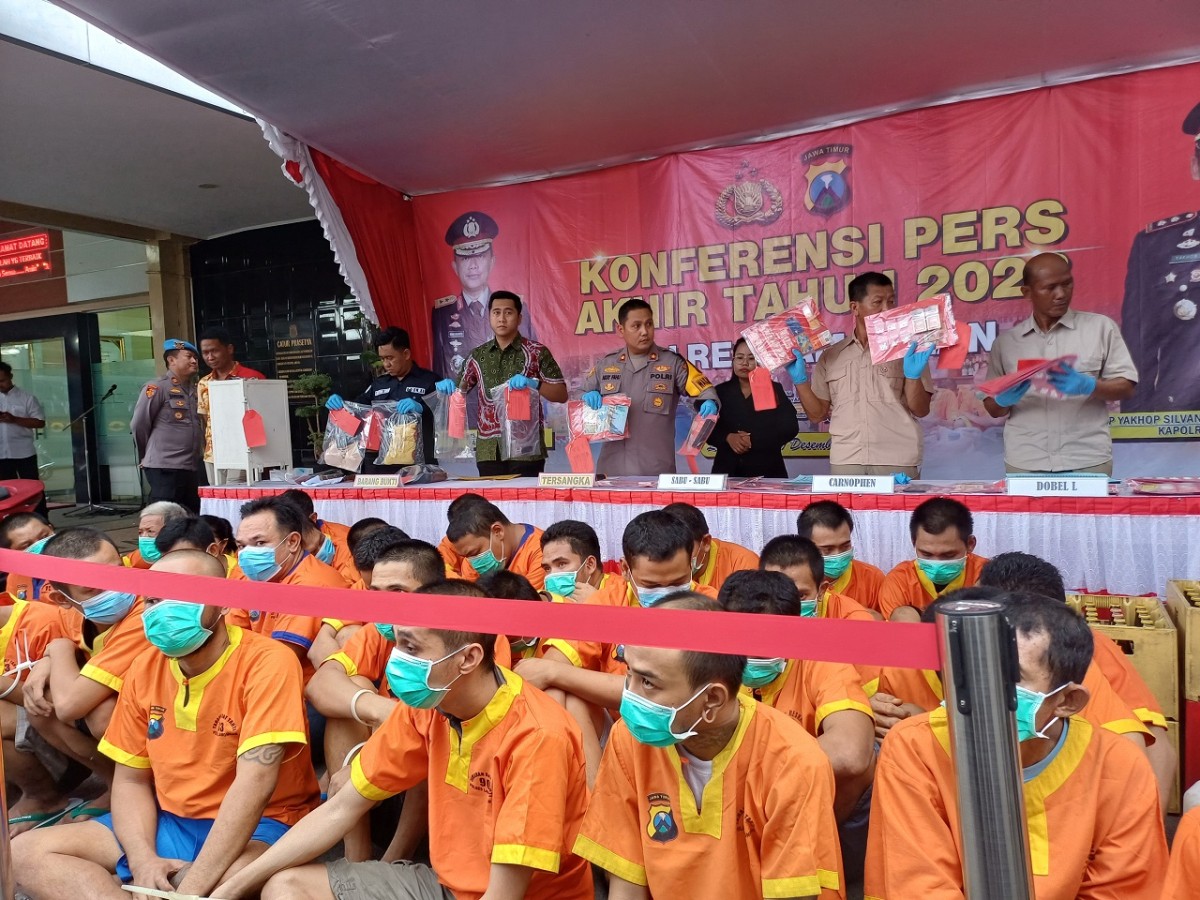 Rilis akhir tahun Polres Lamongan, para tersangka dihadirkan ke depan awak media. (Foto : Adyad Ammy Iffansah/jatimnow.com)