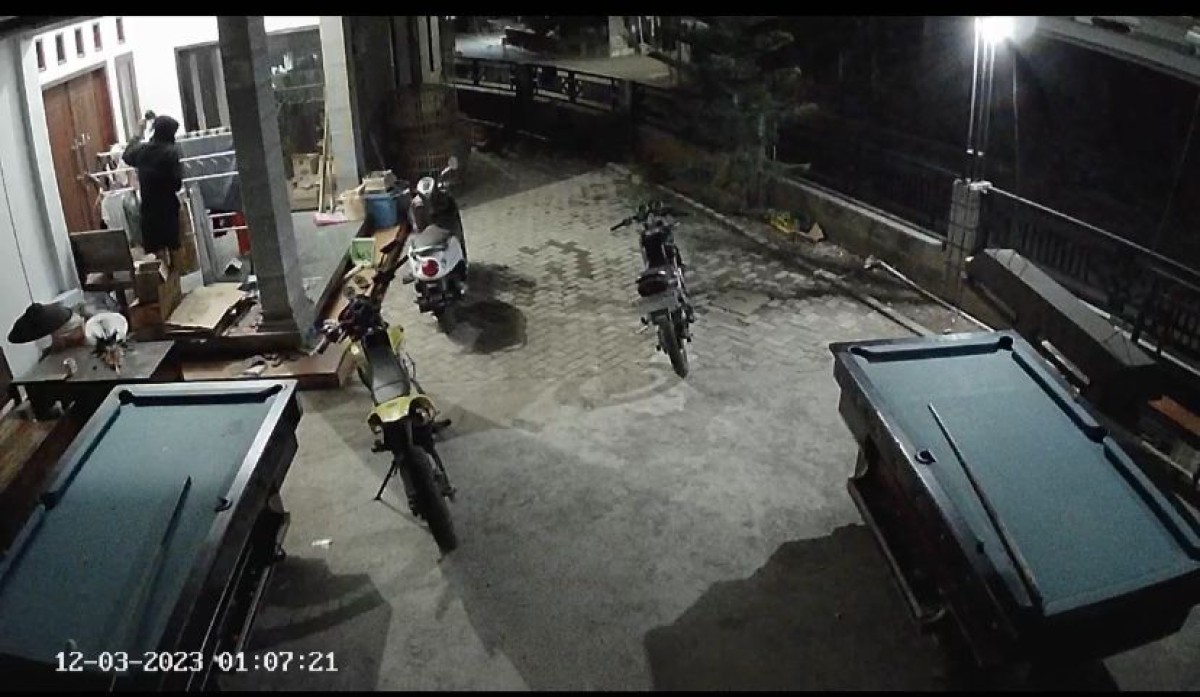 Maling bra di Ponorogo saat beraksi terekam CCTV. (Foto: tangkapan layar)
