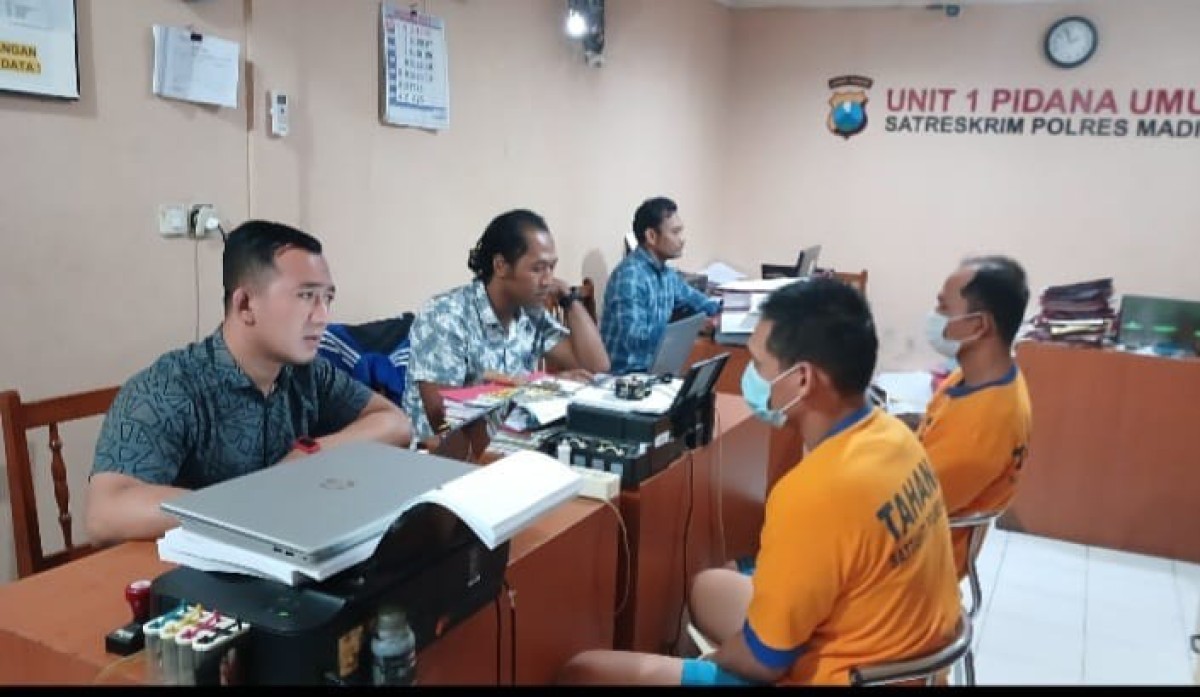 Polisi saat melakukan pemeriksaan tersangka pembobolan toko dan rumah. Salah satu tersangka adalah caleg. (Foto: Polres Madiun for jatimnow.com)