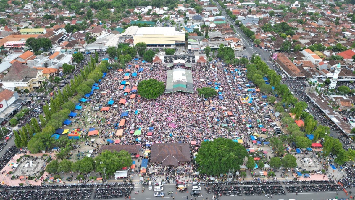 Lautan manusia yang menghadiri pengajian Gus Iqdam di Alun-Alun Ponorogo. (Foto-foto: Humas Pemkab Ponorogo)