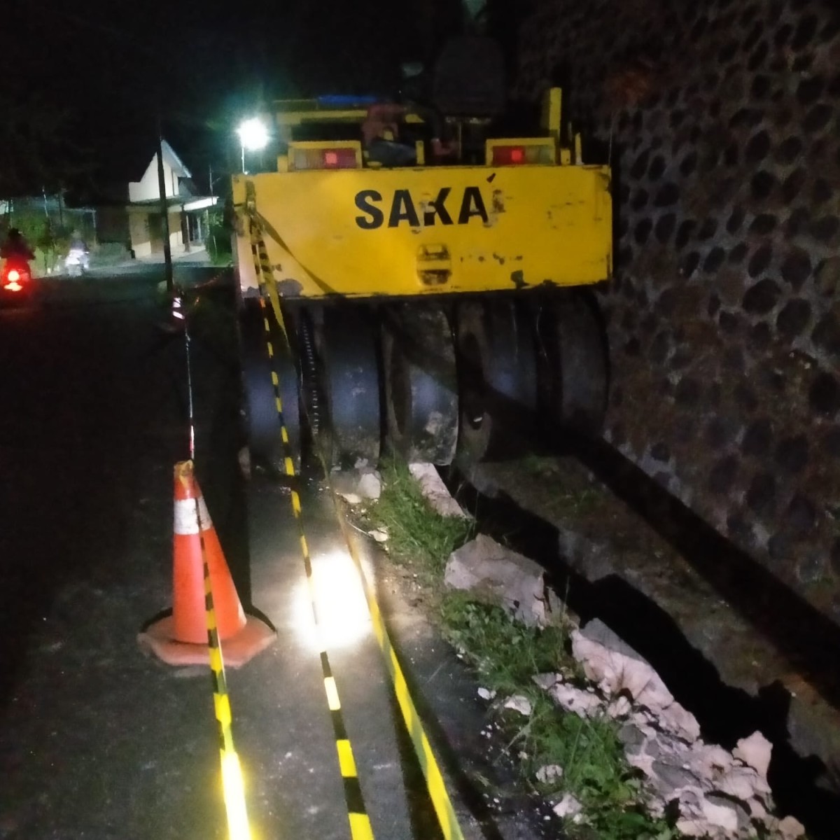 Lokasi kecelakaan kerja pada proyek pengaspalan. (Foto: Ahmad Fauzani/jatimnow.com)