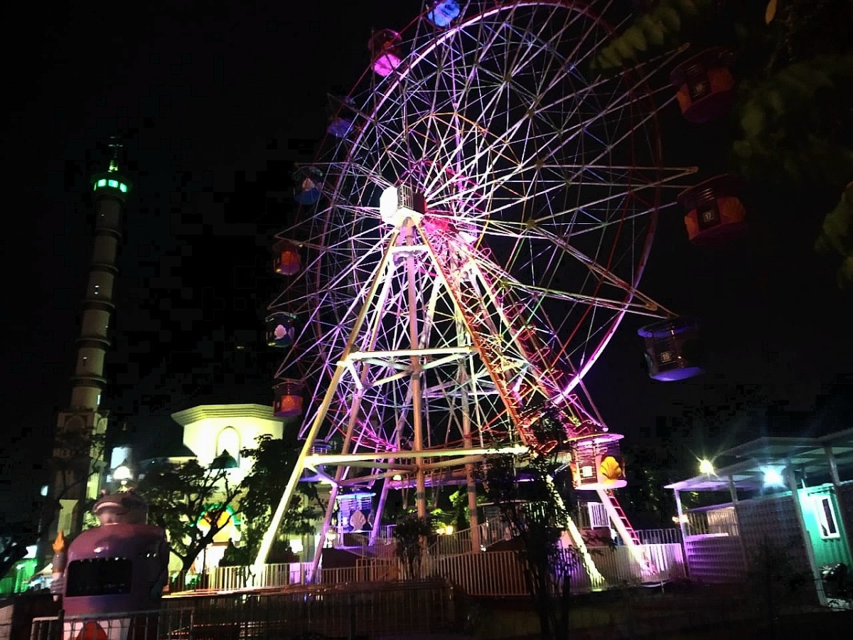 Suasana malam Alun-alun Lamongan. (Foto : Adyad Ammy Iffansah/jatimnow.com)
