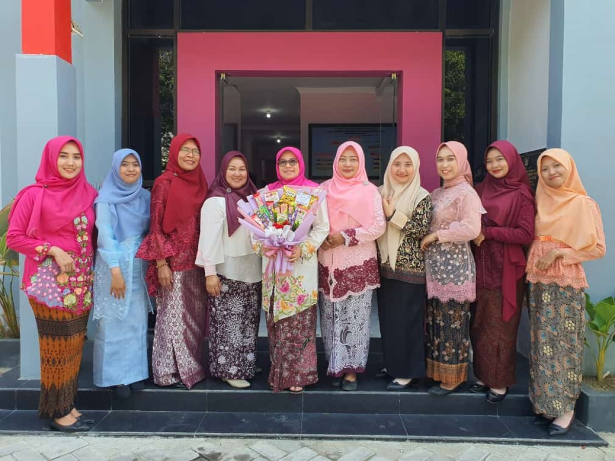 ASN dan pegawai Dinas Pemberdayaan Perempuan dan Perlindungan Anak (DP3A) Lamongan foto berkebaya saat momen Hari Ibu. (Foto : Adyad Ammy Iffansah/jatimnow.com)