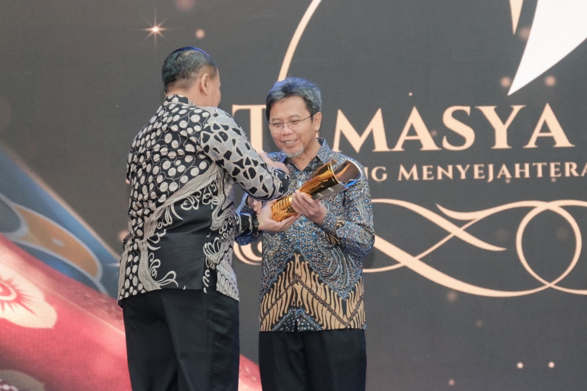 Direktur Operasi PT Semen Gresik, Benny Ismanto (kanan) menerima penghargaan Tamasya Award 2023 yang digelar Ditjen Minerba Kementerian ESDM di Hotel Bidakara, Jakarta, Jumat (8/12). (Foto-foto: Humas PT SIG)