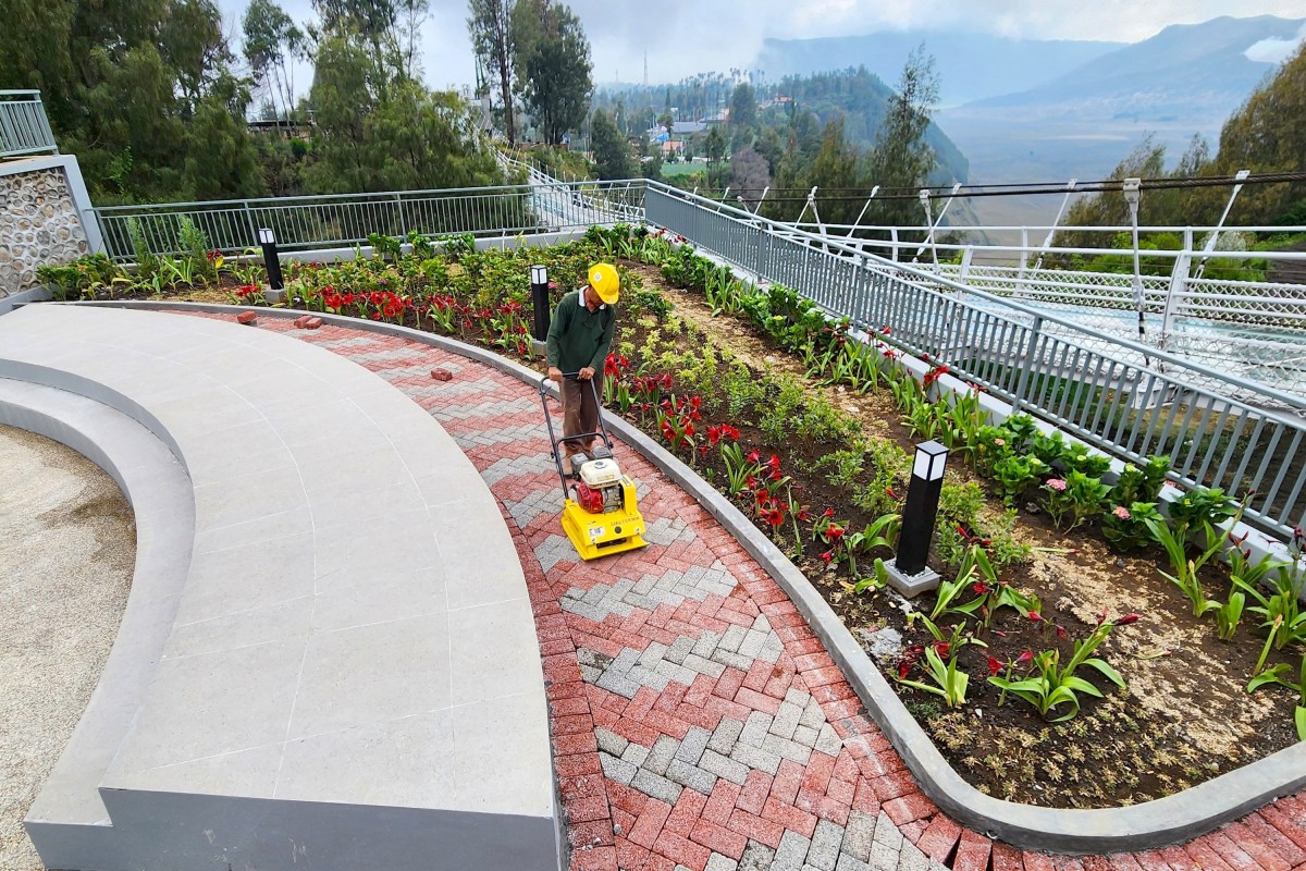 Aplikasikan Porous Paving, SIG Percantik Area Jembatan Kaca Seruni Point Bromo Probolinggo