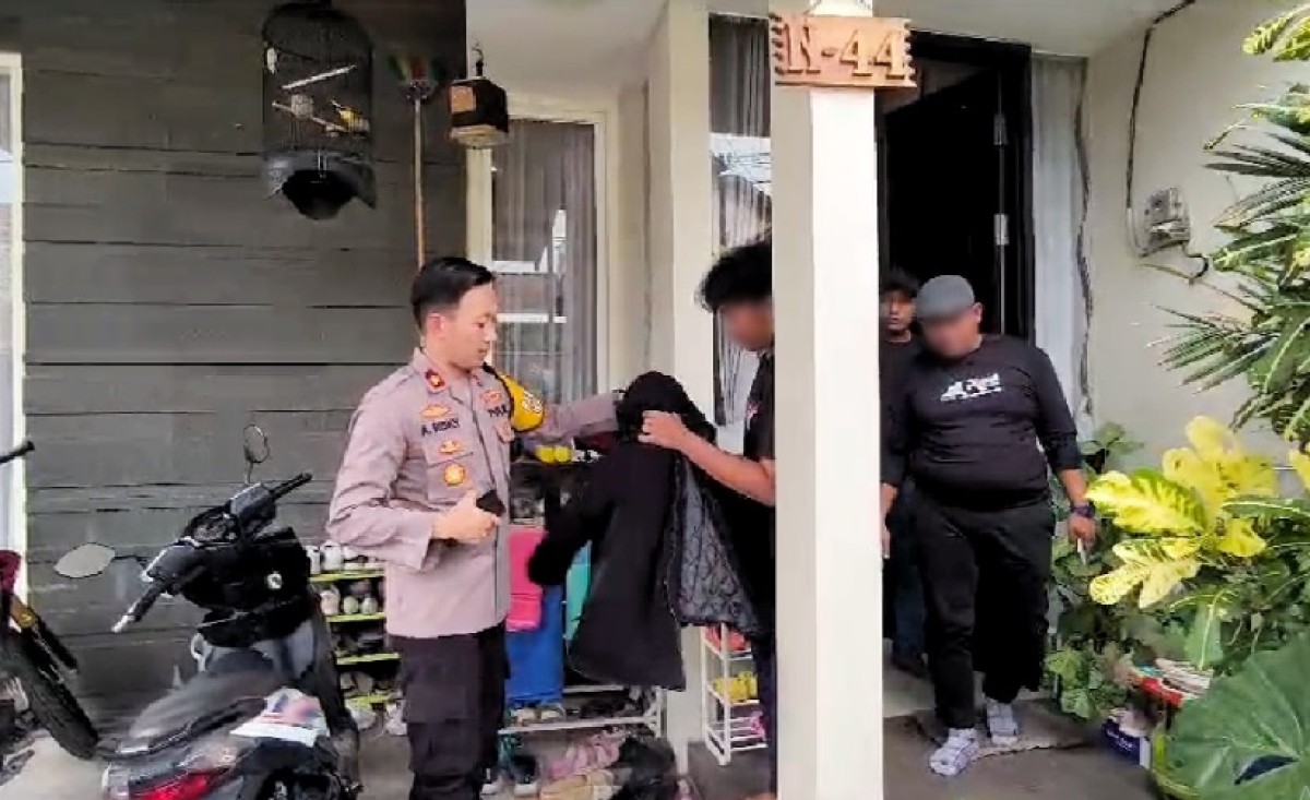 Penangkapan salah satu anggota gangster yang meresahkan warga di Kebraon Surabaya. (Foto: Polsek Karangpilang)