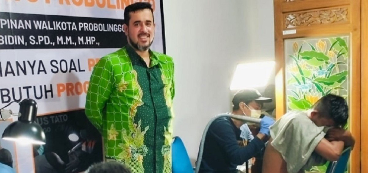 Wali Kota Probolinggo Hadi Zainal Abidin yang memantau pelaksanaan hapus tato. (Foto: Humas Pemkot Probolinggo)
