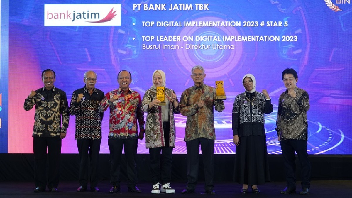 Konsisten Transformasi Digital, Bank Jatim Boyong 2 Penghargaan