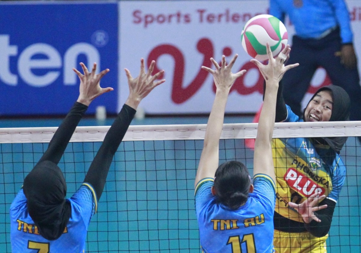 Laga Final Four Livoli Divisi Utama 2023 antara TNI AU Vs Petrokimia. (Foto : Tim Livoli 2023/jatimnow.com)
