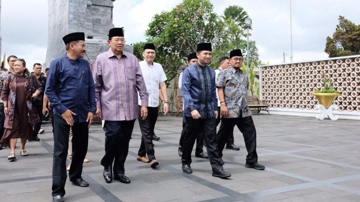 SBY bersama rombongan ziarah ke Makam Bung Karno Blitar. (Foto: Humas Polres Blitar/jatimnow.com)