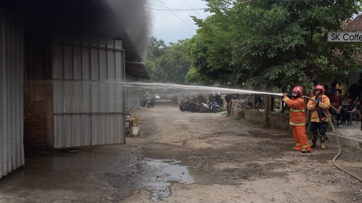 Proses pemadaman oleh petugas PMK. (Foto : PMK Kota Kediri/jatimnow.com)