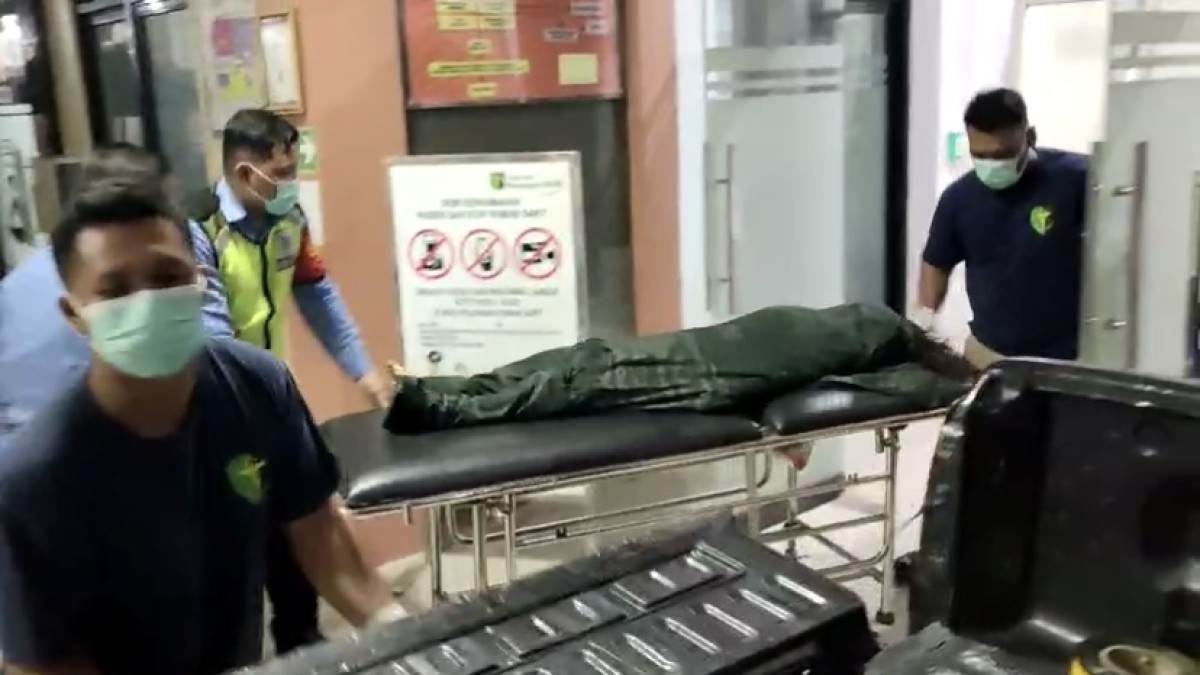 Mayat perempuan di Goa Jegles dievakuasi ke RS Bhayangkara. (Foto: Yanuar Dedy/jatimnow.com)