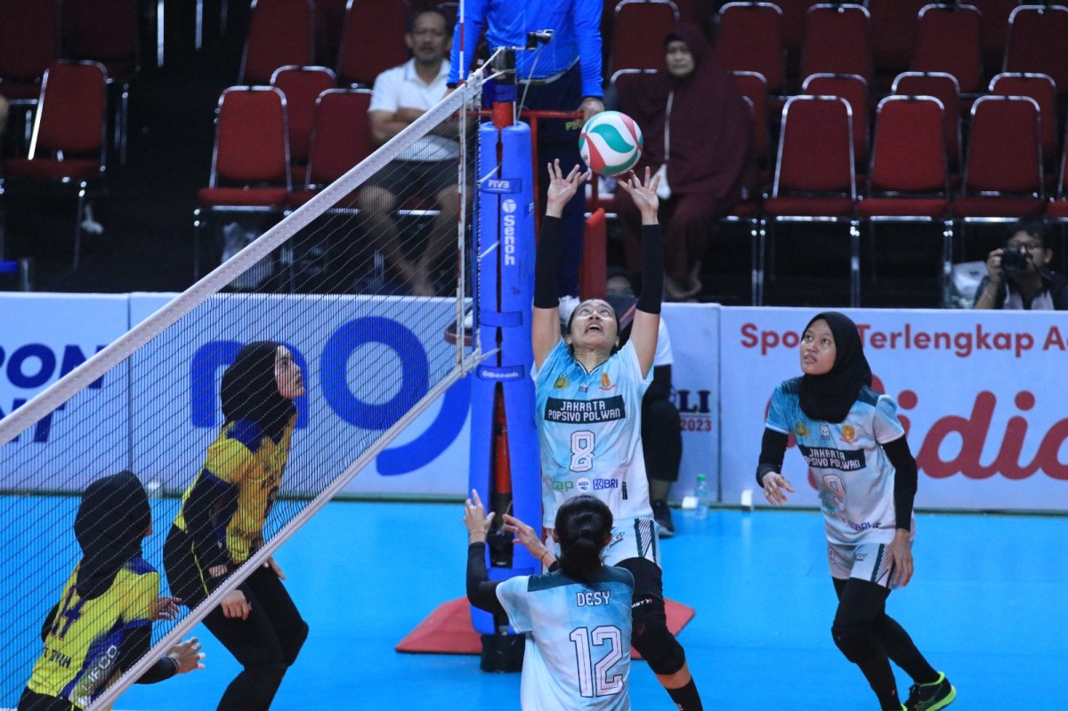 Pertarungan TNI AU melawan Popsivo Polwan. (Foto : Tim Livoli 2023/jatimnow.com)